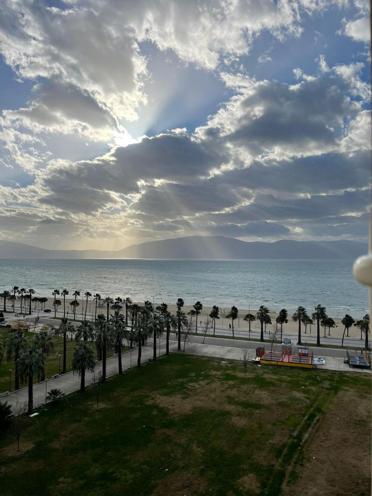 Sea Side Apartment Вльора Екстер'єр фото