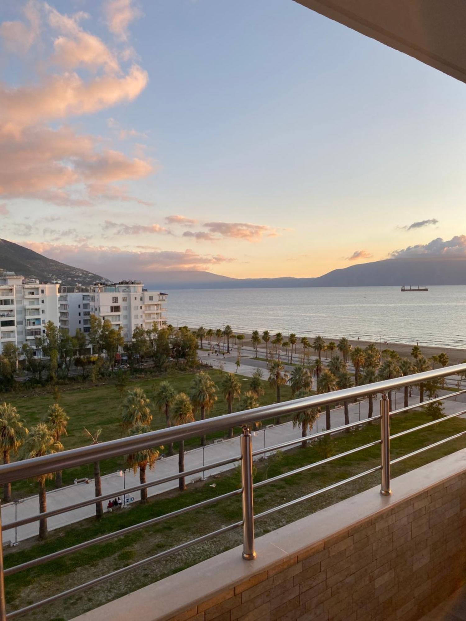Sea Side Apartment Вльора Екстер'єр фото