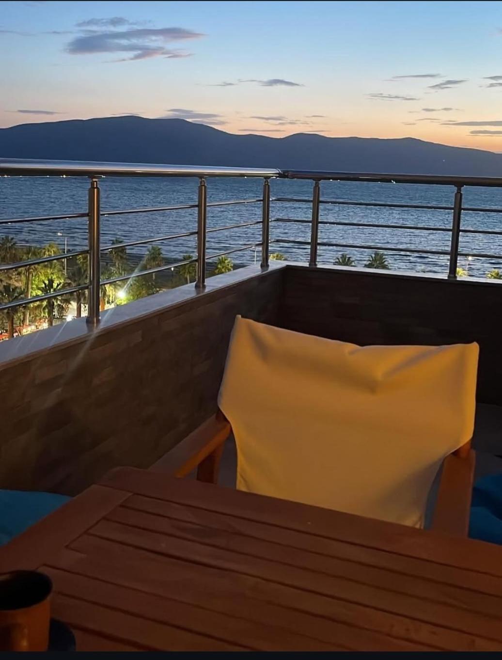 Sea Side Apartment Вльора Екстер'єр фото